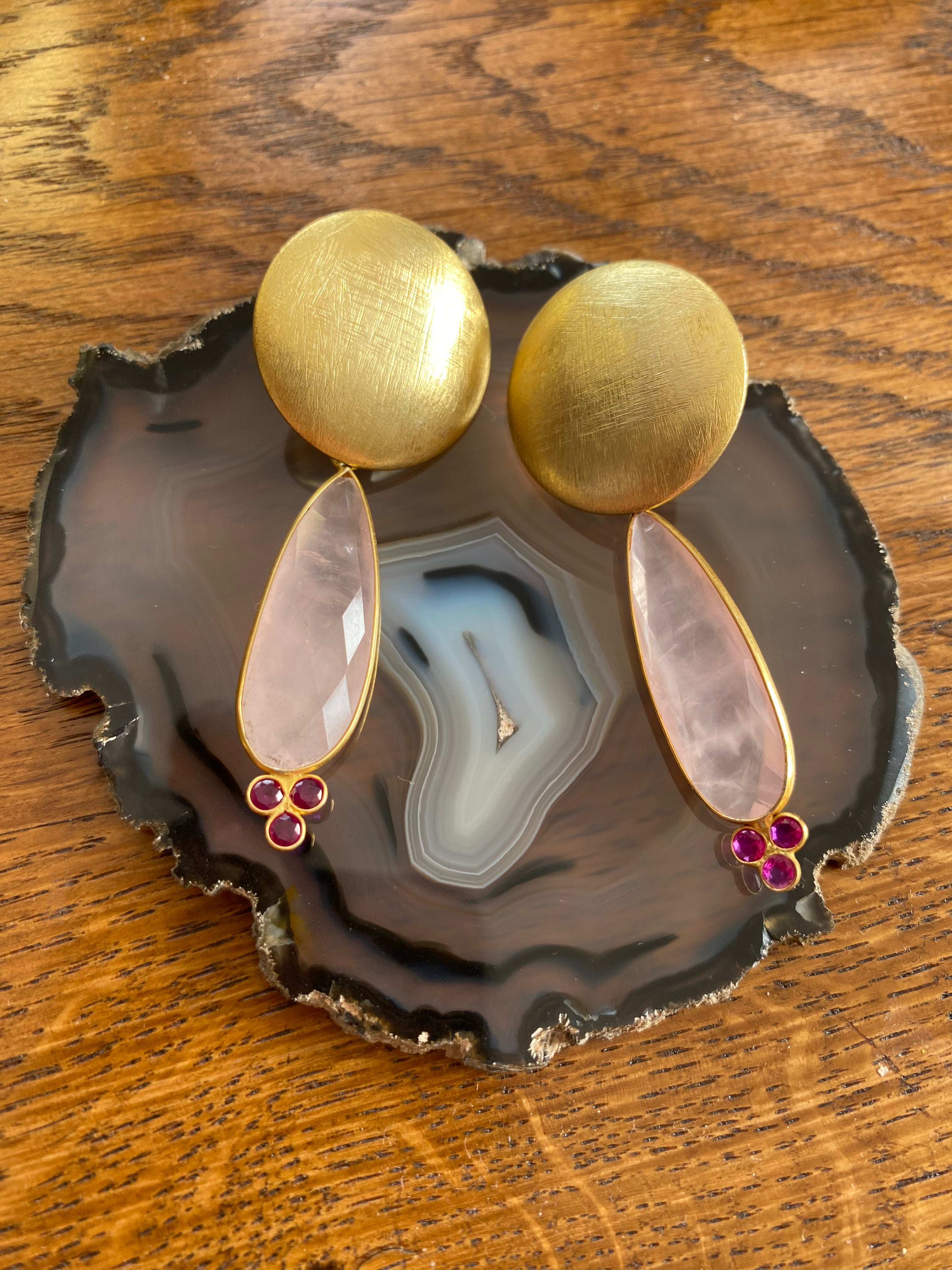 PRAJNA - Boucles d'oreilles Ethnique Chic Quartz Rose & Plaqué Or