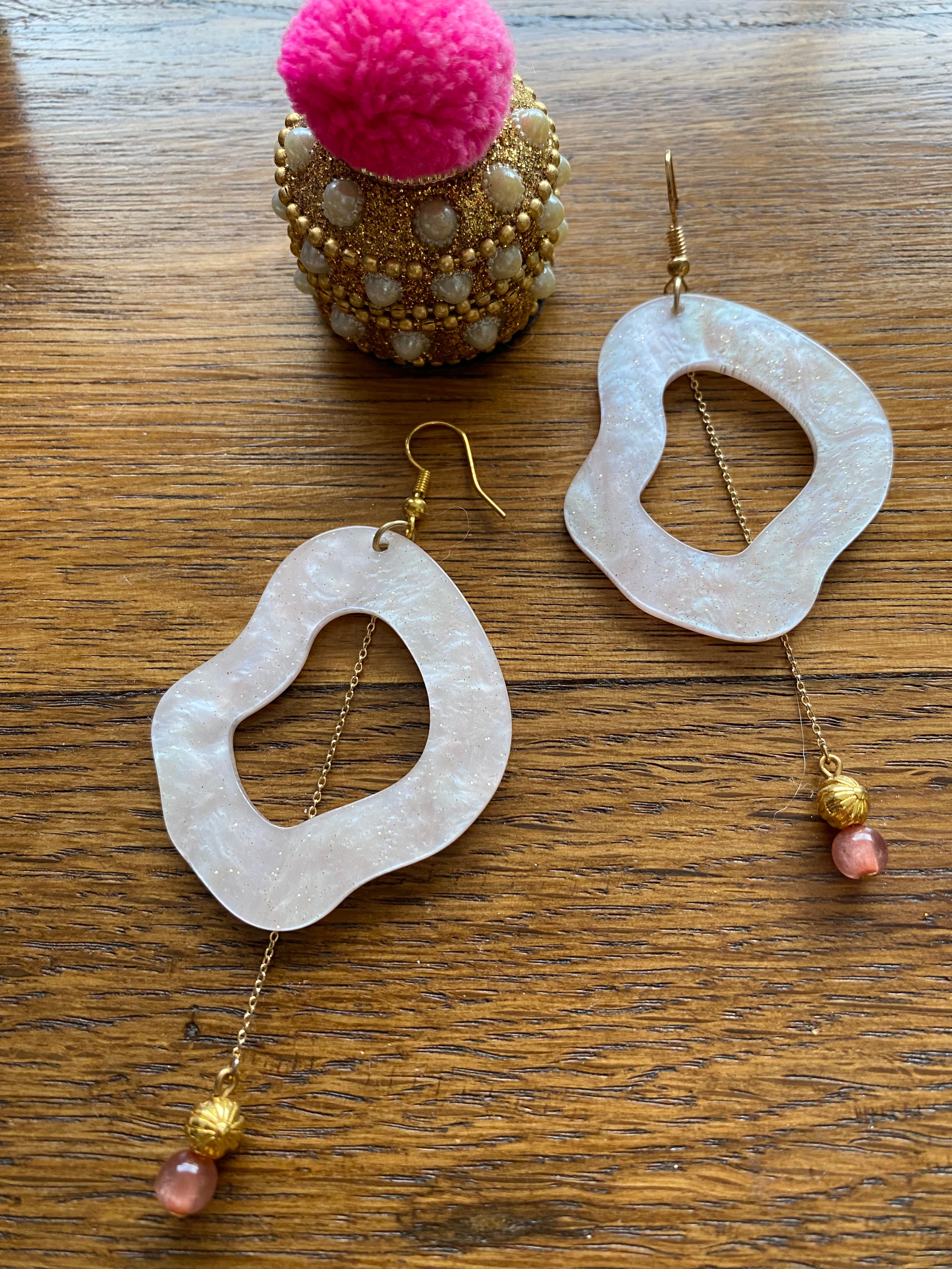 WAVY - Boucles d'oreilles en acétate rose irisé
