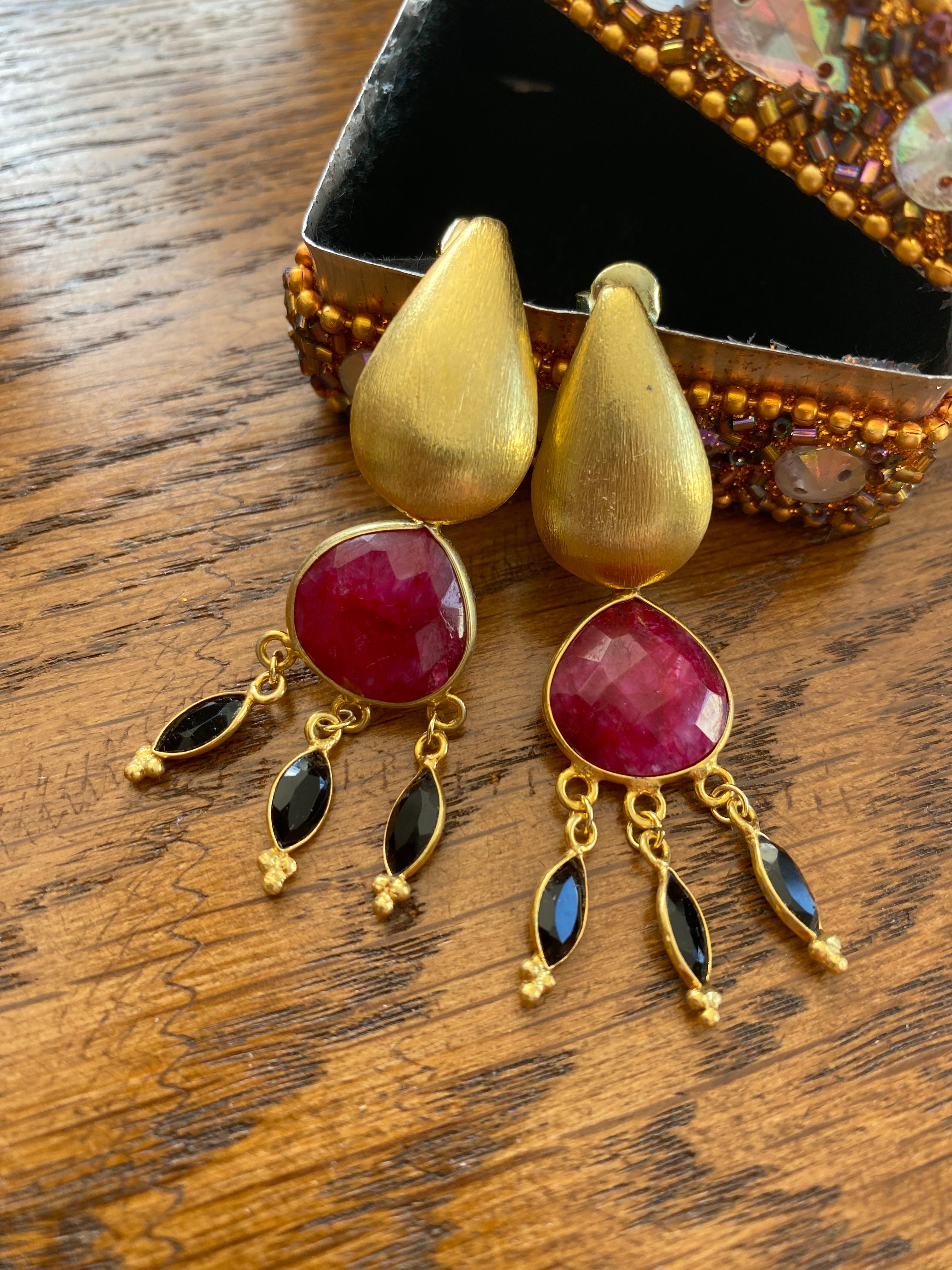 DANA - Boucles d'Oreilles Pampilles Rubis & Plaqué Or